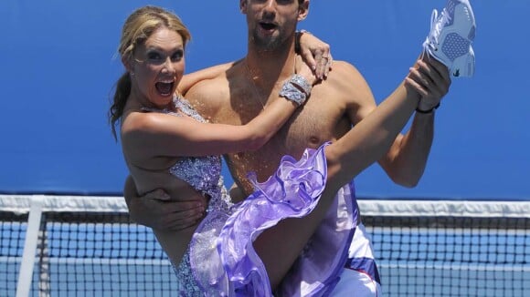 Novak Djokovic se fait envoyer au tapis par la très sexy Kym Johnson !