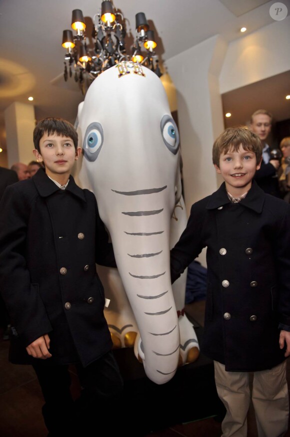 Les princes Nikolai, 11 ans, et Felix, 8 ans, ont découvert les coulisses de l'Elephant Parade avec leur grand-père le prince consort Henrik, le 27 janvier 2011.