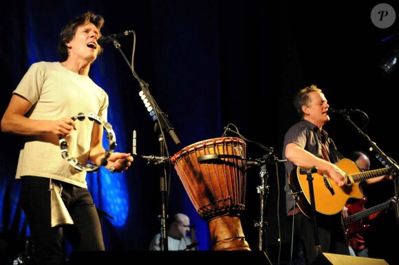 Kevin Bacon et son frère Michael sur scène en Allemane, à Schwerin, le 8 janiver 2011
