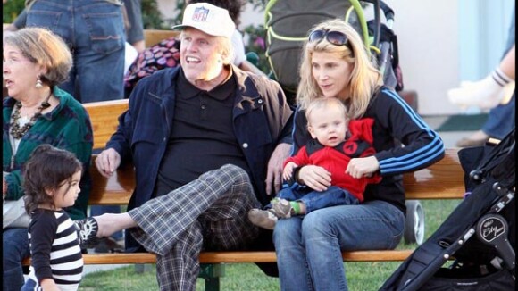 Le déjanté Gary Busey... sage comme une image avec sa femme et leur bébé !