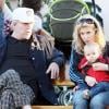 Gary Busey avec sa femme Steffanie Sampson et leur fils Luke Sampson Busey, 11 mois, dans un parc de Los Angeles, le 15 janvier 2011.