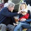 Gary Busey avec sa femme Steffanie Sampson et leur fils Luke Sampson Busey, 11 mois, dans un parc de Los Angeles, le 15 janvier 2011.