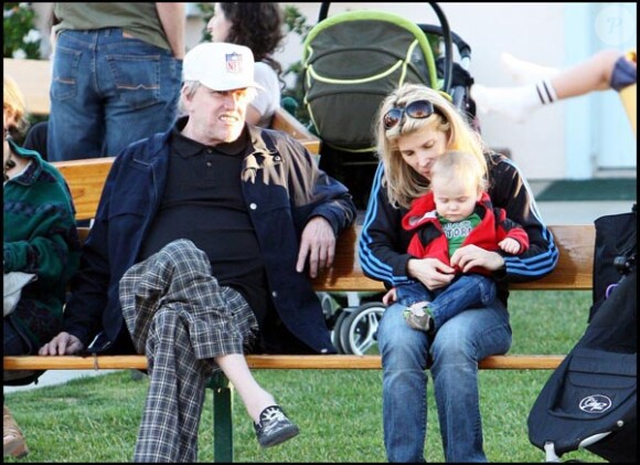 Gary Busey avec sa femme Steffanie Sampson et leur fils Luke Sampson Busey, 11 mois, dans un parc de Los Angeles, le 15 janvier 2011.