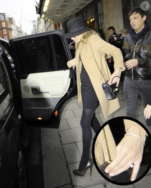 Kate Moss aurait acheté sa bague de fiançailles avec Jackie Hince, à Londres le 2 février 2011