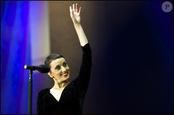Luz Casal lors du concert en faveur de la lutte contre le cancer à Madrid le 4 février 2011