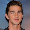 Shia LaBeouf pose de l'avant-première de Transformers II en juin 2009 à Paris