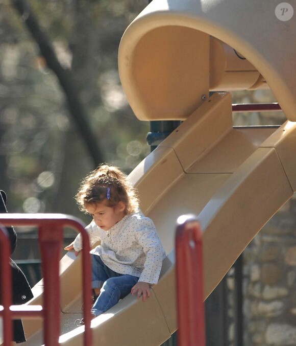 Honor, la fille de Jessica Alba et Cash Warren a fait le spectacle dans un parc de Los Angeles le 6 février 2011