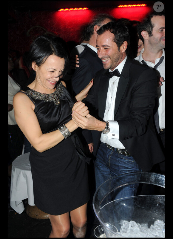 Louisa Morin et Bernard Montiel dansent à la cérémonie des Globes de Cristal 2011, le 7 février 2011.