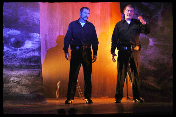 Olivier Marchal et Bruno Wolkowitch sur les planches du théâtre de La Pépinière, à Paris, dans la pièce Pluie d'enfer. 7/02/2011