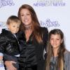Angie Everhart, son fils Kayden Bobby et la fille de Lionel Richie, Sophia, à la première du biopic de Justin Bieber, Never Say Never, au Nokia Theatre à Los Angeles, le 8 février 2011