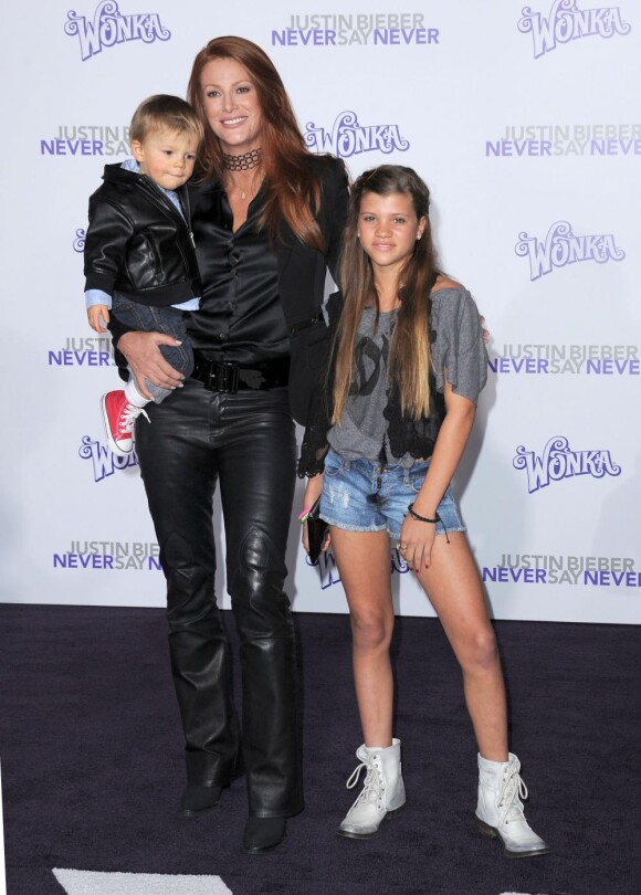 Angie Everhart, son fils Kayden Bobby et la fille de Lionel Richie, Sophia, à la première du biopic de Justin Bieber, Never Say Never, au Nokia Theatre à Los Angeles, le 8 février 2011