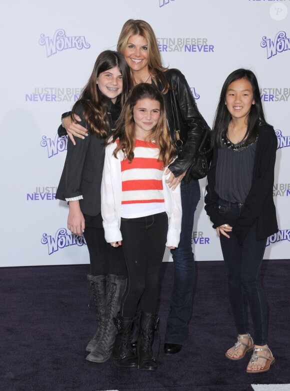 Lori Loughlin en famille à la première du biopic de Justin Bieber, Never Say Never, au Nokia Theatre à Los Angeles, le 8 février 2011