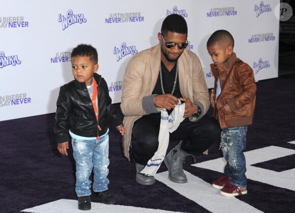 Usher et ses fils à la première du biopic de Justin Bieber, Never Say Never, au Nokia Theatre à Los Angeles, le 8 février 2011