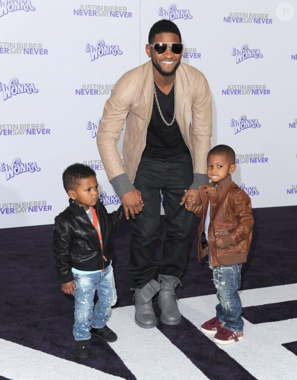 Usher et ses fils à la première du biopic de Justin Bieber, Never Say Never, au Nokia Theatre à Los Angeles, le 8 février 2011