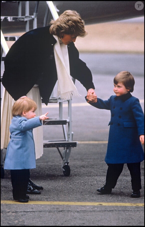 Le Prince William d'Angleterre et son frère Harry le 17 mars 1986 avec leur maman Lady Di