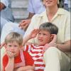 Le Prince William d'Angleterre avec son frère et sa mère en octobre 1987