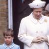Le Prince William d'Angleterre avec sa grand-mère la Reine Elizabeth en janvier 1988