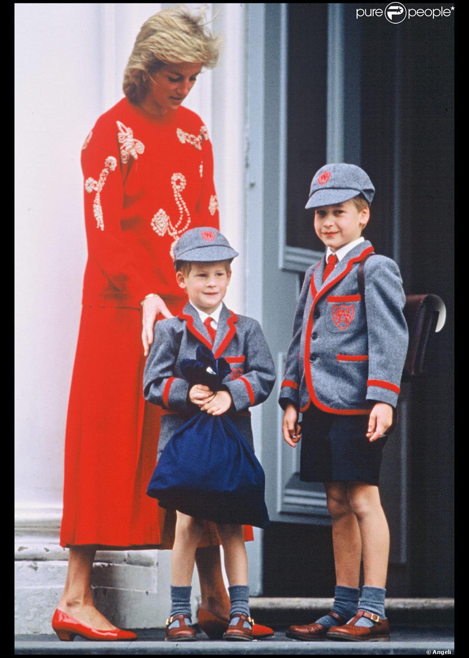 Le Prince William d'Angleterre et son frère Harry font ...