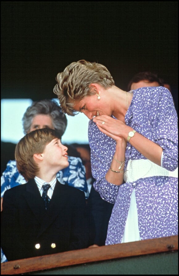 Le Prince William d'Angleterre toujours aussi complice avec sa maman la Princesse Lady Di à Wimbledon en juillet 1991