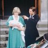 Le Prince William d'Angleterre porté par sa mère à sa sortie de l'hôpital