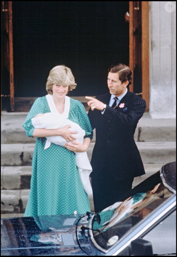 Le Prince William d'Angleterre porté par sa mère à sa sortie de l'hôpital