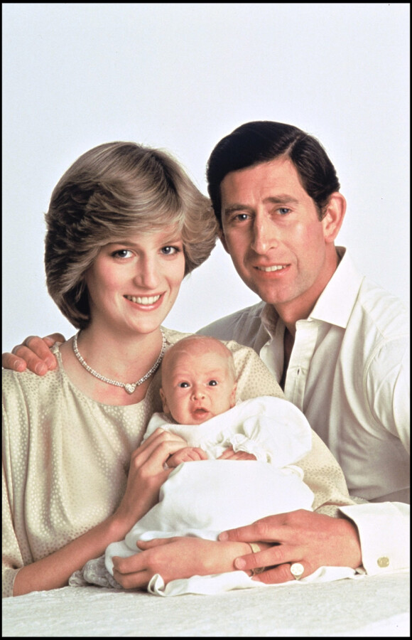 Le Prince William d'Angleterre avec ses parents Lady Diana et le Prince Charles pour la traditionnelle photo officielle
