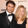 Chelsea Clinton et son époux Marc au gala de l'amfAR