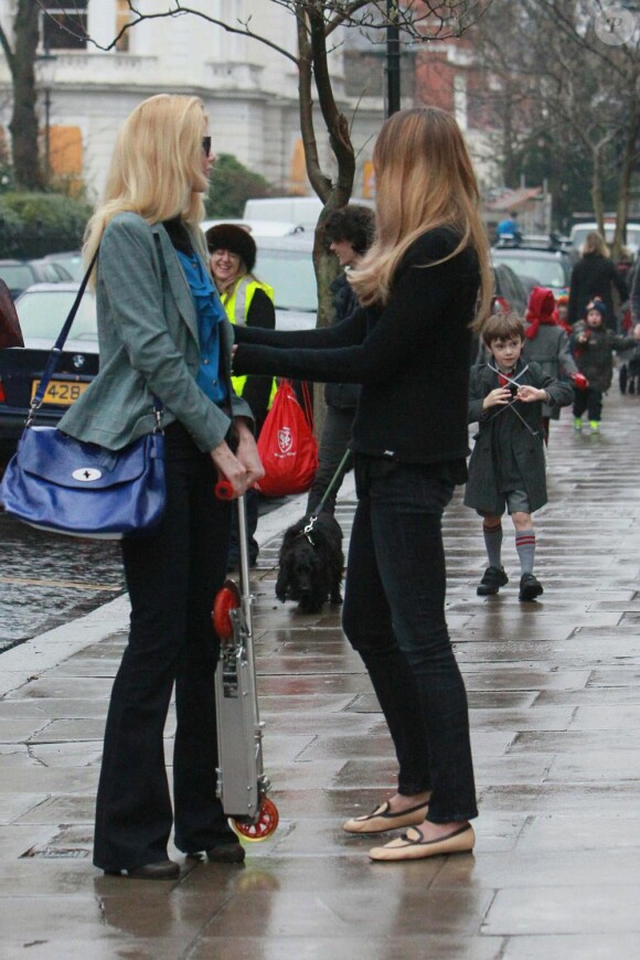 Elle Macpherson et Claudia Schiffer sonnent l'heure de la réconciliation à Londres, le 10 février 2011.