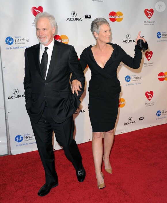 Soirée en l'honneur de Barbra Streisand qui reçoit le MusiCares Person  of the Year Award, à Los Angeles, le 11 février 2011 : Jamie Lee Curtis et son époux Christopher Guest