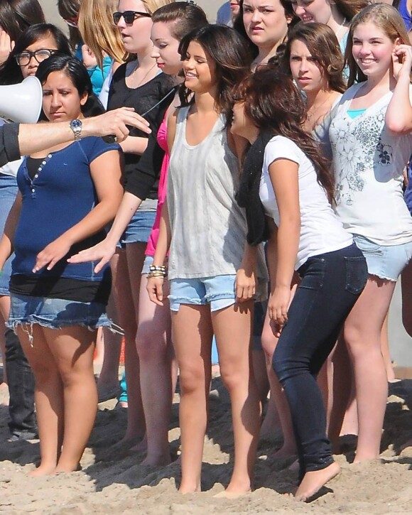 Selena Gomez tourne son clip sur la plage avec entourée d'une foule de jeunes filles à Los Angeles le 13 février 2011 
