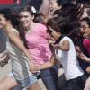 Selena Gomez tourne son clip sur la plage avec entourée d'une foule de jeunes filles à Los Angeles le 13 février 2011 