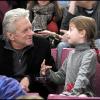 Michael Douglas et son adorable fille lors d'un match de Hockey à New York le 13 février dernier. L'acteur américain est en forme !