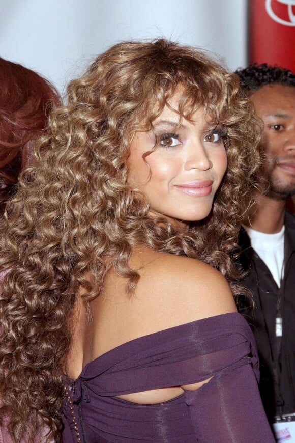Beyoncé version Mariah Carey à ses débuts avec sa belle cascade de boucles dorées 