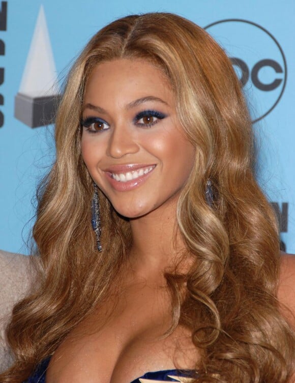 Beyoncé en mode Barbie Girl. On ne valide pas du tout la blondeur hésitante. Et vous ?