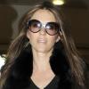 Elizabeth Hurley arrive à l'aéroport d'Heathrow à Londres le 16 février 2011