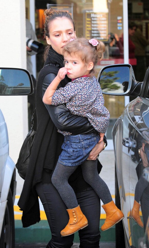 Jessica Alba (enceinte) et sa fille Honor se promènent à Los Angeles, le 17 février 2011.