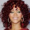 Rihanna : le rouge version bouclé c'est en novembre 2010 ! 