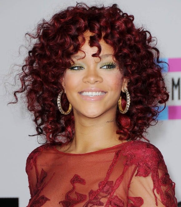Rihanna : le rouge version bouclé c'est en novembre 2010 ! 