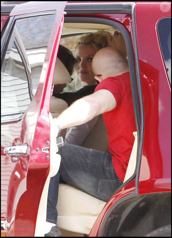 Britney Spears se rend dans une pizzeria, lundi 21 février, avec son garde du corps, en Louisiane.