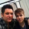 Justin Bieber présente sa coupe de cheveux à ses fans via Twitter, lundi 21 février. Il est accompagné de Jay DeMarcus.