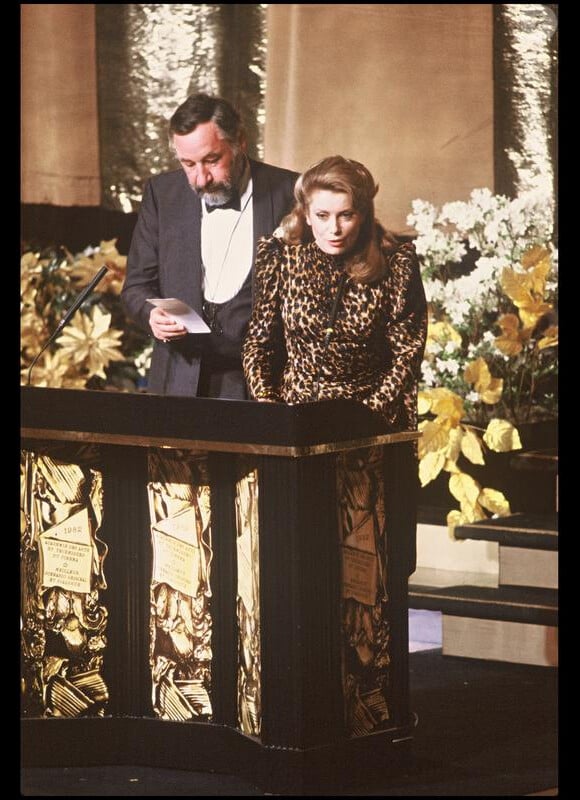 Catherine Deneuve, présidente de la cérémonie des César en 1983. Elle se trouve au côté de Philippe Noiret