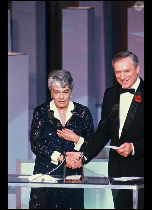 Simone Signoret, présidente de la cérémonie des César en 1985. Sur la photo, elle se trouve avec Yves Montand
