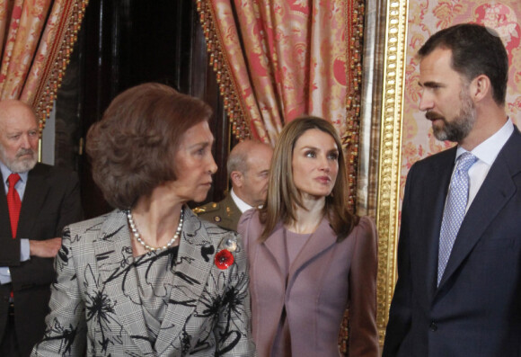 La reine Sofia, Letizia d'Espagne et Felipe d'Espagne reçoient le président israélien Shimon Peres au palais de Zarzuela à Madrid, le 21 février 2011.