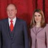 Le roi Juan Carlos et Letizia d'Espagne reçoit le président israélien Shimon Peres au palais de Zarzuela à Madrid, le 21 février 2011.
