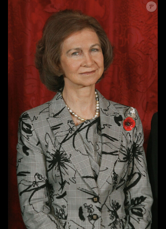La reine Sofia reçoit le président israélien Shimon Peres au palais de Zarzuela à Madrid, le 21 février 2011.