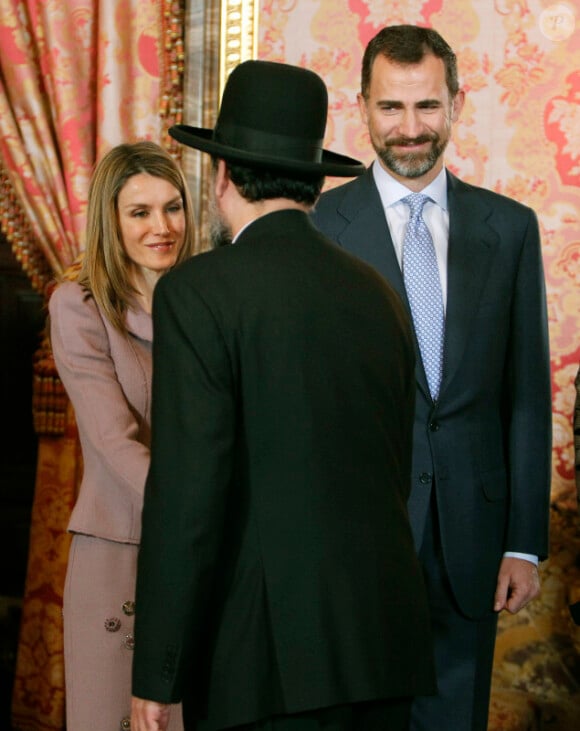 Letizia d'Espagne et Felipe d'Espagne reçoient le président israélien Shimon Peres au palais de Zarzuela à Madrid, le 21 février 2011.