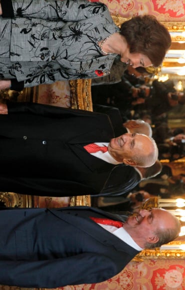 La reine Sofia et le roi Juan Carlos reçoient le président israélien Shimon Peres au palais de Zarzuela à Madrid, le 21 février 2011.