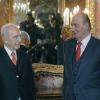 Le roi Juan Carlos reçoit le président israélien Shimon Peres au palais de Zarzuela à Madrid, le 21 février 2011.