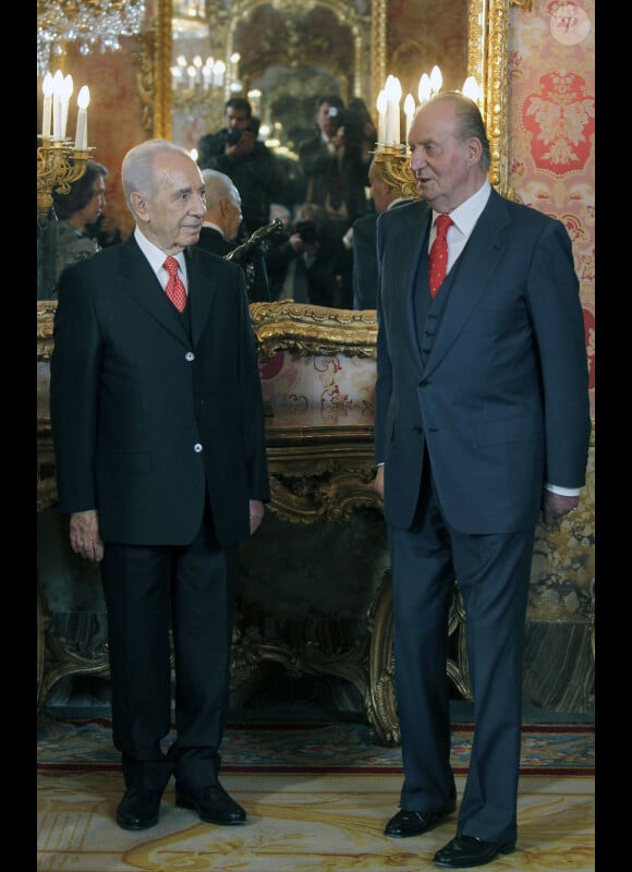 Le roi Juan Carlos reçoit le président israélien Shimon Peres au palais de Zarzuela à Madrid, le 21 février 2011.