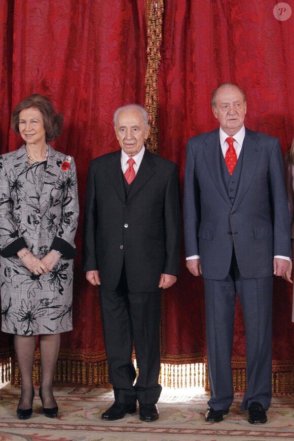 La reine Sofia et Shimon Peres reçoient le président israélien Shimon Peres au palais de Zarzuela à Madrid, le 21 février 2011.